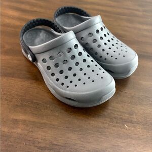 Kids juniors boys girls size 2 Gray Slip-On Sandals